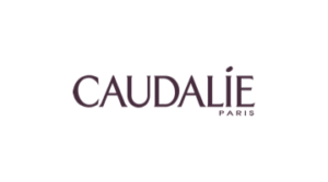 Das Bild zeigt das Logo von Caudalie Paris mit dem Markennamen Caudalie in Gro&szlig;buchstaben und Paris in kleineren Buchstaben darunter, alles in einer dunklen, eleganten Schrift auf wei&szlig;em Hintergrund.