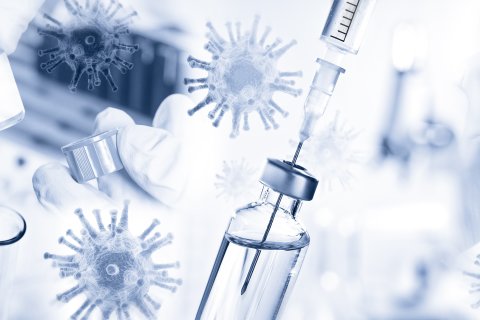 Behandschuhte H&auml;nde hantieren mit Fl&auml;schchen, Reagenzgl&auml;sern und einer Spritze mit Fl&uuml;ssigkeit, w&auml;hrend transparente Virusdarstellungen das Bild &uuml;berlagern und die Entwicklung des Impfstoffs COVID-19 und die medizinische Forschung symbolisieren. Der k&uuml;hle Blauton unterstreicht den Kampf gegen das Coronavirus.