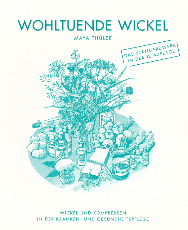 Buchdeckel mit deutschem Text, Kr&auml;uterstrau&szlig;, Flaschen, Gl&auml;ser, Zitronen und Leinen. Titel: WOHLTUENDE WICKEL von Maya Th&uuml;ler. Gr&uuml;ne Akzente unterstreichen die nat&uuml;rliche Gesundheitspflege mit Wickel und Umschl&auml;gen f&uuml;r wohltuende Heilmittel.