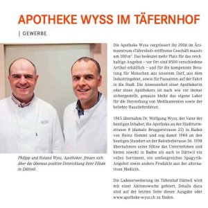 Zwei M&auml;nner in wei&szlig;en Kitteln stehen l&auml;chelnd vor einem schlichten Hintergrund. &Uuml;ber ihnen steht der deutsche Text 15 Jahre Jubil&auml;um der Familienapotheke Wyss, APOTHEKE WYSS IM T&Auml;FERNHOF D&Auml;TTWIL, mit dem Titel in gro&szlig;en roten Buchstaben oben.