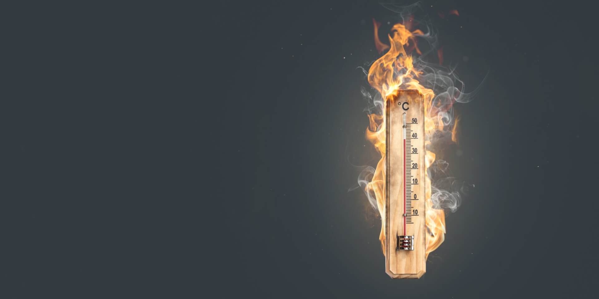Ein h&ouml;lzernes Thermometer, das &uuml;ber 30 Grad Celsius anzeigt, ist in leuchtend orangefarbene Flammen und Rauch geh&uuml;llt und steht vor einem dunkelgrauen Hintergrund - perfekt, um das Leiden bei extremer Hitze darzustellen.