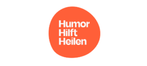 Wei&szlig;er Text Humor Hilft Heilen innerhalb eines unregelm&auml;&szlig;igen orangefarbenen Kreises auf wei&szlig;em Hintergrund, der hervorhebt, wie Lachen das Immunsystem st&auml;rkt.