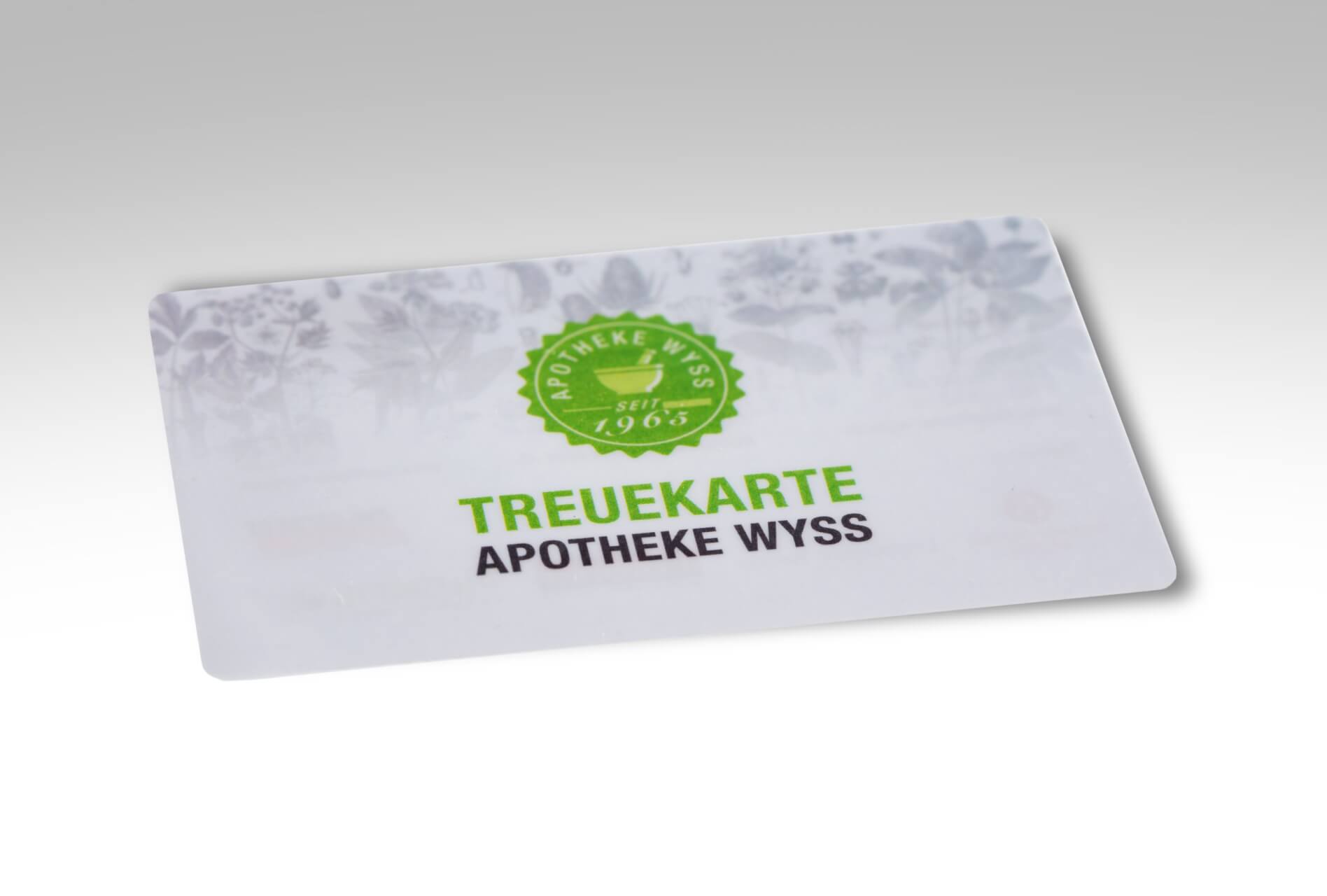 Eine Wyss-Treuekarte aus Kunststoff f&uuml;r die Apotheke Wyss, mit dem gr&uuml;nen Logo mit der Aufschrift "Apotheke Wyss seit 1968" und dem Text "TREUEKARTE APOTHEKE WYSS" in Gr&uuml;n und Schwarz auf wei&szlig;em Hintergrund.