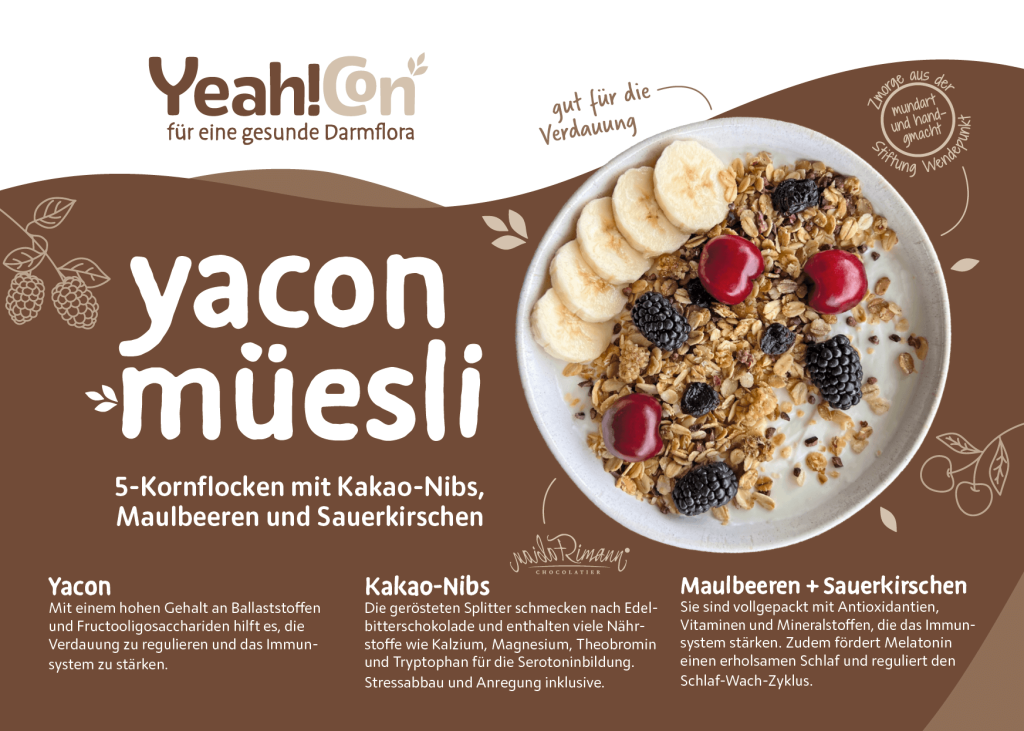 Eine Schale "Yacon-M&uuml;sli" wird mit Banane, getrockneten Beeren und Kakaonibs verfeinert. Seine 5-Korn-Mischung unterst&uuml;tzt die Darmgesundheit. N&auml;hrwertangaben erscheinen in deutscher Sprache - entwickelt in Zusammenarbeit mit Dr. med. Martin Geyer. Martin Geyer (Interview).