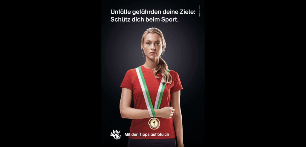 Eine junge Frau in Sportkleidung steht mit eingegipstem Arm und tr&auml;gt eine Medaille um den Hals. Der Text &uuml;ber ihr lautet: Sportverletzungen gef&auml;hrden deine Ziele: Sch&uuml;tz dich beim Sport.