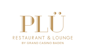 Logo f&uuml;r PL&Uuml; Restaurant & Lounge by Grand Casino Baden in goldener Schrift auf weissem Hintergrund, mit PL&Uuml; in grosser Schrift und Restaurant & Lounge by Grand Casino Baden und Wyss Treuekarte in kleinerer Schrift darunter.