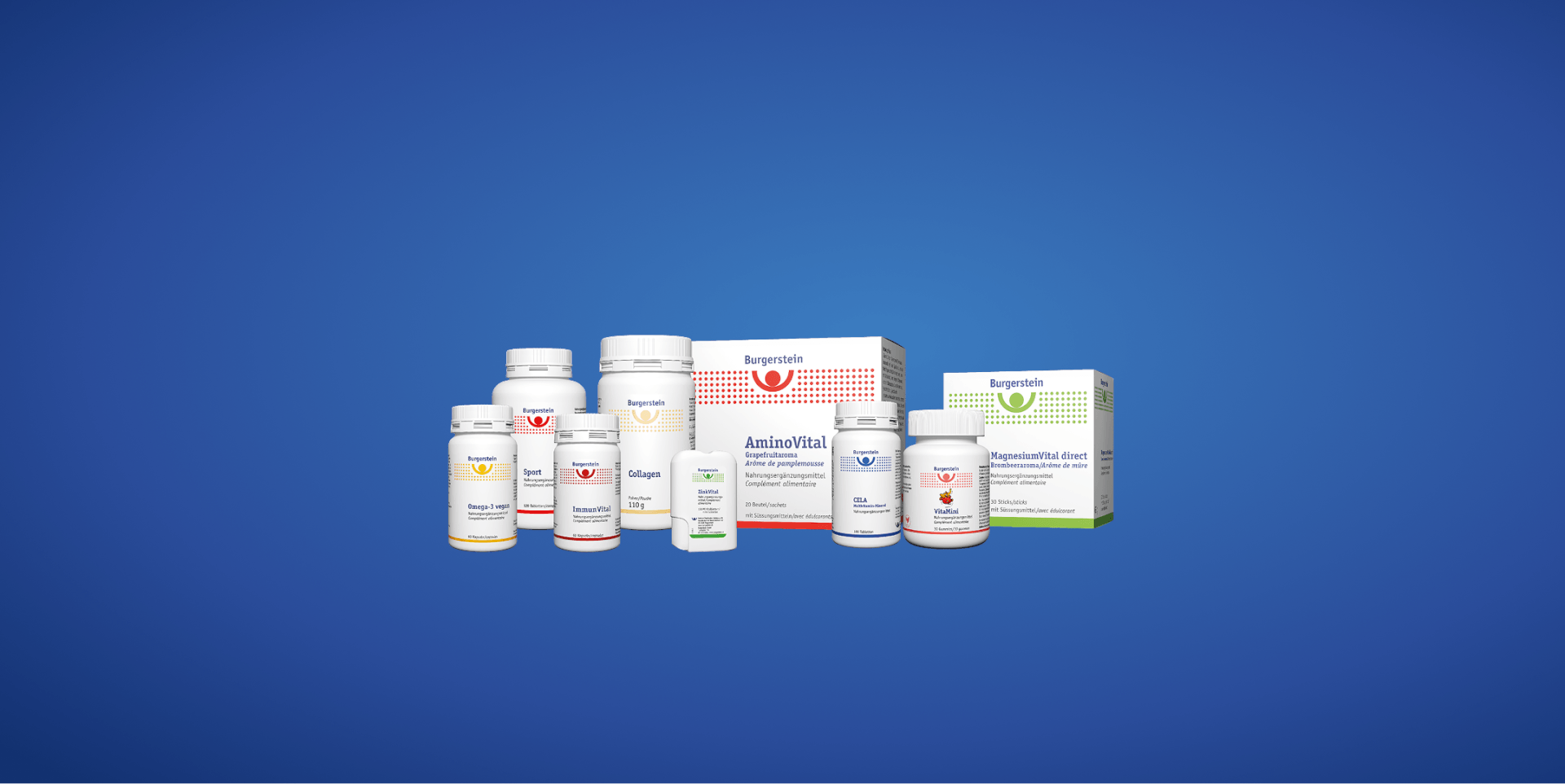 Vor einem blauen Hintergrund sind verschiedene Flaschen und Schachteln mit bunten Etiketten aneinandergereiht.