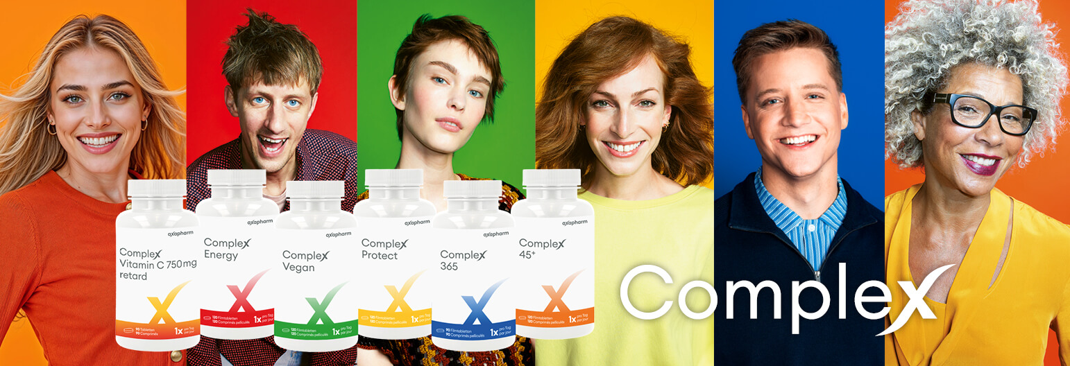 Sechs unterschiedliche Menschen l&auml;cheln vor einem farbenfrohen Hintergrund. Vor ihnen stehen Flaschen mit Nahrungserg&auml;nzungsmitteln der Marke Complex, jede mit einer anderen Formel beschriftet. Das Wort "Complex" ist deutlich zu lesen.