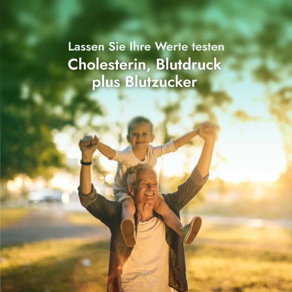 Ein älterer Mann trägt ein lächelndes Kind auf seinen Schultern im Freien, darüber steht ein deutscher Text über Blutzucker, Blutdruck und Cholesterin testen. Der sonnenbeschienene Hintergrund ist sanft verschwommen, wodurch eine warme und fröhliche Szene entsteht.