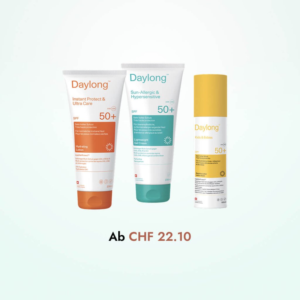 Drei Sonnenschutzprodukte von Daylong (LSF 50+) in weißer und gelber Verpackung sind aufrecht auf einem hellen Hintergrund abgebildet. Perfekt auch für den Intimbereich kombinierbar, z. B. mit einer hormonfreien Feuchtigkeitscreme wie Vagisan. Der Text darunter lautet: Ab CHF 22.10.