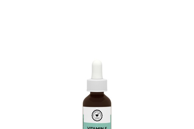 Eine kleine braune Flasche mit einem wei&szlig;en Tropfverschluss, auf dem vor einem schlichten wei&szlig;en Hintergrund &bdquo;Vitamin E 75 %&ldquo; steht.