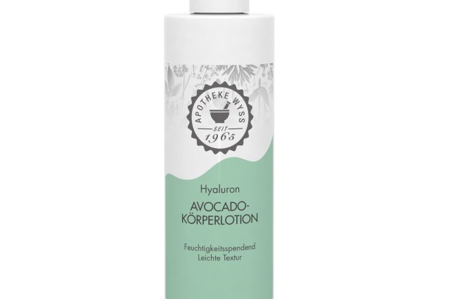 Eine wei&szlig;e Pumpflasche mit der Aufschrift &bdquo;Apotheke Wenis 1965 Hyaluron-Avocado-K&ouml;rperlotion&ldquo; in den Farben Gr&uuml;n und Wei&szlig;, beschrieben als feuchtigkeitsspendende K&ouml;rperlotion mit leichter Textur.