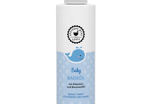 Eine wei&szlig;e Flasche mit Baby-Bade&ouml;l und einem Pumpspender. Das Etikett ist blau mit wei&szlig;en Punkten, zeigt einen l&auml;chelnden Blauwal und enth&auml;lt einen deutschen Text, der darauf hinweist, dass das Produkt Allantoin und Baumwollsamen&ouml;l enth&auml;lt.