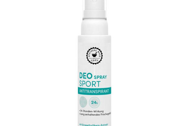 Eine wei&szlig;e Spr&uuml;hflasche mit der Aufschrift &bdquo;DEO SPRAY SPORT ANTIPERSPIRANT&ldquo; in blauer und grauer Schrift, mit Symbolen sowie dem Hinweis auf 24-Stunden-Schutz und Grapefruitextrakt, die aufrecht auf einem wei&szlig;en Hintergrund steht.