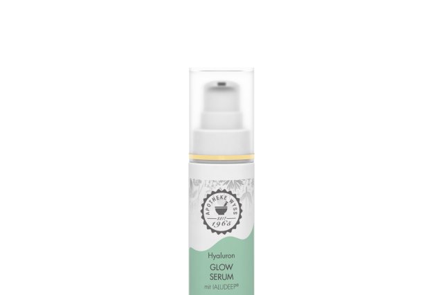 Auf einem schlichten wei&szlig;en Hintergrund ist eine wei&szlig;e und mintgr&uuml;ne Pumpflasche mit der Aufschrift &bdquo;Hyaluron Grow Serum f&uuml;r die Haare von Jungl&uuml;ck&ldquo; in der Mitte abgebildet.