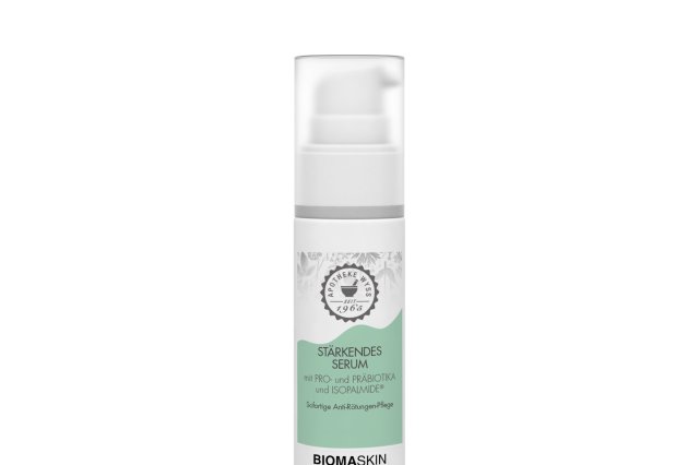 Vor einem schlichten wei&szlig;en Hintergrund ist eine wei&szlig;e Flasche &bdquo;BIOMASKIN St&auml;rkendes Serum&ldquo; mit Pumpspender und einem hellblau-gr&uuml;nen Etikett zu sehen, auf dem ein Logo und deutscher Text abgebildet sind.