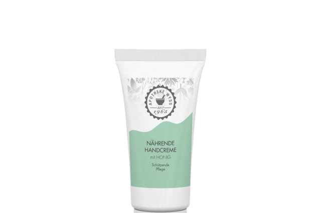 Eine Tube Handcreme mit wei&szlig;em Verschluss und hellgr&uuml;nem Etikett, auf dem die Aufschriften &bdquo;N&auml;hrende Handcreme&ldquo; und &bdquo;Mit Honig&ldquo; zu sehen sind, die aufrecht auf einem wei&szlig;en Hintergrund steht.