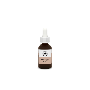 Eine braune Tropfflasche mit der Aufschrift &bdquo;Koffein 5 %&ldquo; steht aufrecht vor einem schlichten wei&szlig;en Hintergrund und vermittelt den klaren, professionellen Eindruck, wie man ihn oft bei einer eigenen Kosmetiklinie aus der Apotheke findet.