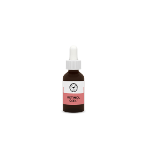 Eine kleine braune Flasche mit einem wei&szlig;en Tropfverschluss und der Aufschrift &bdquo;Retinol 0,3 %&ldquo; steht aufrecht vor einem schlichten wei&szlig;en Hintergrund und vermittelt den Eindruck von Premium-Qualit&auml;t, wie man sie oft bei einer eigenen Kosmetiklinie aus der Apotheke findet.